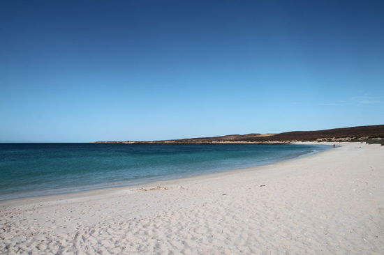 Die Turquoise Bay. Eine Bucht quasi um die Ecke vom drift. Im hinteren Bereich der Bucht gibt es noch Korallen, aber wir waren in dieser Bucht nur schwimmen. 
(Lizzy) Tolle Badebucht!