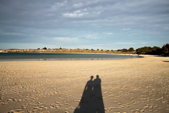 Ein Paarfoto in der untergehenden Sonne.
