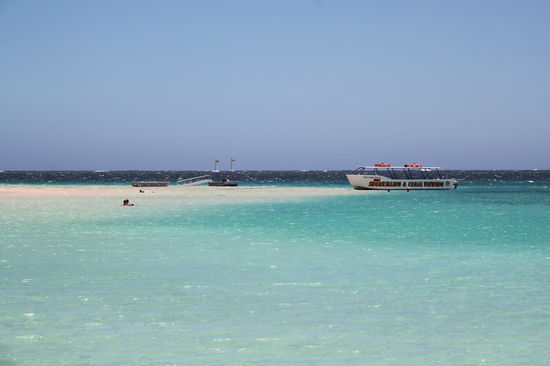 Die Bucht von der anderen Seite aus. Unsere Schnorcheltour fand mit dem Boot rechts im Bild statt.