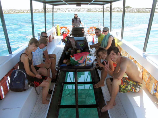 Unsere überschaubare Gruppe. Hinten der Skipper und zu unseren Füßen der Glasboden durch den wir die Korallen bewundern konnten. Die Tour war wirklich super. Das Korallenanschauen beschränkte sich auf die reinen Wegstrecken vom Strand zum Schnorcheln bzw. zurück und zwischen den beiden Schnorcheltrips. 
P.S.: Auch wenn es so aussieht - Lizzy trägt keinen dicken Schal bei über 30 Grad! Es ist nur ein Handtuch.