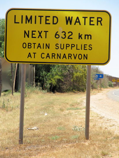 Westaustralien hat einfach riesige Entfernungen. Da gelten Schilder und Warnhinweise auch schon mal für die nächsten 632 km!