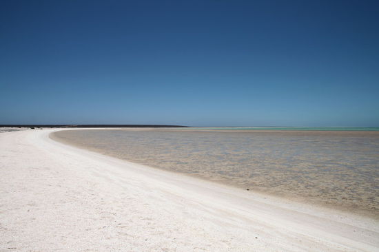 Mittags ist es durch die weißen Muscheln besonders hell (und leer) am Strand.