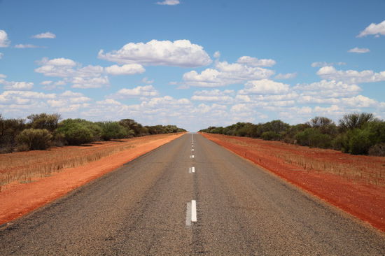 Als wir an der Ostküste waren, hörten wir mehrfach von anderen Reisenden: "In Westaustralien werdet ihr erfahren, was wirklich lange Distanzen zwischen zwei Orten sind."
Das können wir inzwischen bestätigen. Wir haben es am eigenen Leib 'erfahren'! 