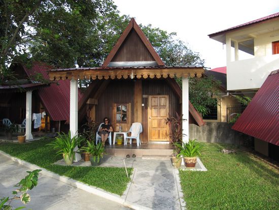 Unser Bungalow mit Lizzy auf der Terrasse.