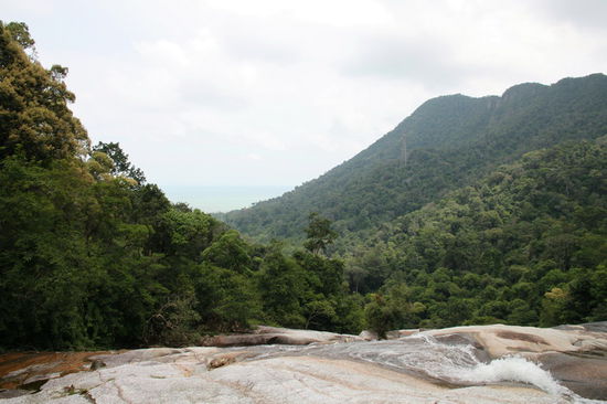 Hinter der Absperrung geht es steil bergab und wird weiter unten zum Wasserfall.