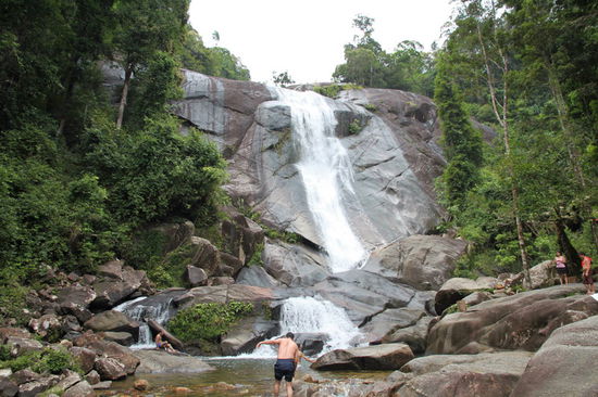 Wasserfall von unten mit menschlichem Größenvergleich.