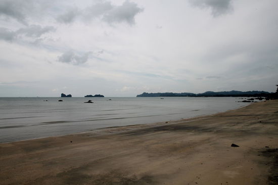 Wir hatten uns den schwarzen Sandstrand irgendwie viel schwärzer vorgestellt ...
