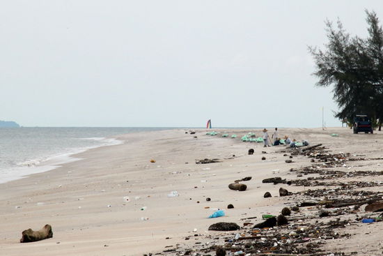 An diesem Strand konnte man gut erkennen, wie viel Müll am Strand angeschwemmt wird, wenn er nicht täglich entfernt wird (wie an unserem Badestrand). Im Hintergrund ist eine Gruppe Arbeiter damit beschäftigt den Strand zu säubern.