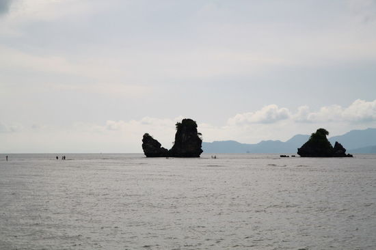 Bei Ebbe kann man über die Sandbänke zu den Felsen laufen.