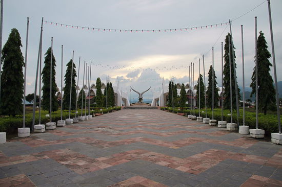 Der Weg zum Denkmal. Auf Langkawi gibt es Seeadler und wir haben auch so einige gesehen, aber meist waren sie zu schnell oder zu weit entfernt für ein gutes Foto.