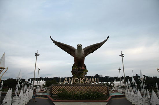 Und hier das Vögelchen frontal. Lizzy fragt sich grade, aus was der Vogel wohl besteht - Vollplastik, Beton oder ist er innen hohl? Er machte auf jeden Fall einen sehr soliden Eindruck.
