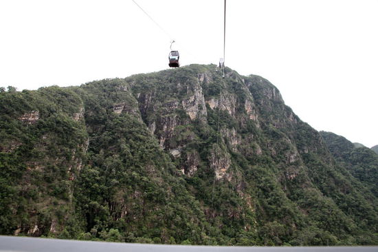 In der kleinen 6-Personengondel nach oben. Wir waren allein in der Gondel und ich hatte meinen Spaß (aufstehen, fotografieren und die Gondel leicht in Schwingung versetzen). Lizzy fand die Aussicht zwar auch super, aber ihr gefielen die kleinen Gondeln und die Höhe nicht ganz so gut.