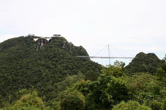 Blick von der Mittelstation (650m) zur Bergstation (709m) und der etwas tiefer liegenden Sky-Bridge. Wirkt alles ein wenig wie in den alten James Bond Filmen - die futuristische Bergfestung des Bösewichts. 