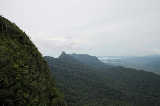 Blick von der Mittelstation über die Berge zur Nordküste der Insel.