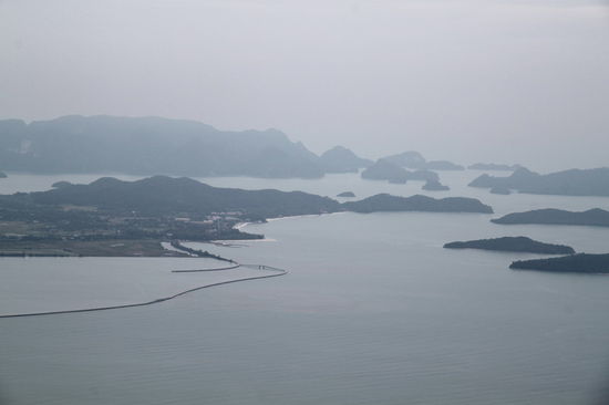 Blick von der Bergstation nach Süden. In der Bildmitte "unser" Strand "Pantai Cenang".