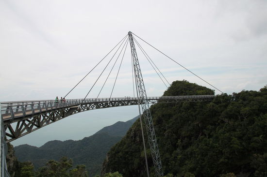 Die Sky-Bridge! Die ganze Brücke wird von diesem einen Pfeiler getragen. Ich fand's super - Lizzy hatte keinen Bedarf rüber zu laufen.