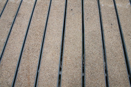 Man konnte durch diese Bodenpaneele nach unten durchschauen. Da diese Paneele nicht fest verschraubt sind, haben sie sich teilweise etwas bewegt und die Lücken sind unterschiedlich groß ausgefallen.