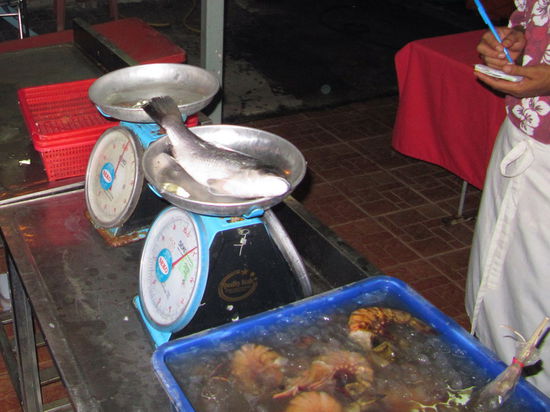 Abendliches Essengehen: Der Fisch liegt im Restaurant 'on the rocks' herum. Man sucht sich die passende Gattung und Größe aus. Vor dem Grill gibt's dann noch einen kurzen Zwischenstopp auf der Waage (Preise sind immer pro 100g).