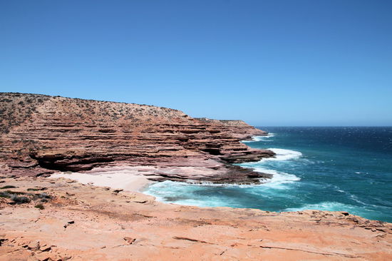 Eine raue Küste mit unzähligen Buchten.
