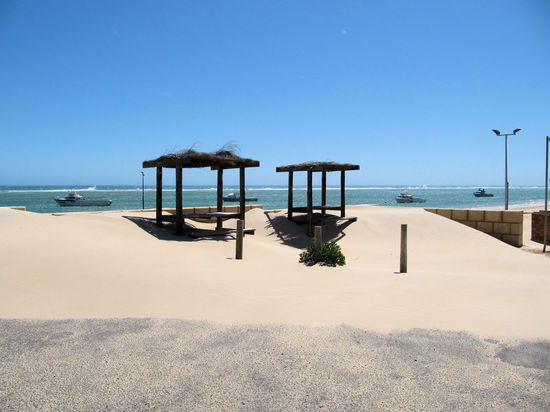 Zwischen Pink Lake und dem offenen Meer liegt das kleine Fischerdörfchen Port Gregory. Hier faszinierte mich, wie der feine Sand diesen Picknickbereich eroberte. Die zwei Sitzgelegenheiten sind jedenfalls außer Betrieb.