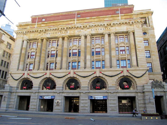 Anschließend sind wir gutgelaunt in die Innenstadt gelaufen und waren Sushi essen. Nur die weihnachtliche Deko am Gebäude gegenüber war Ende November und bei 35 Grad im Schatten wirklich komisch!