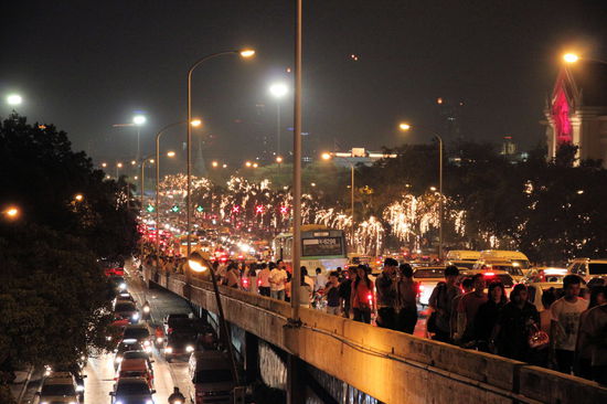 Dies ist die Brücke über den Chao Phraya Fluss von der man auf das Krankenhaus (in dem der König lebt) blicken kann.
