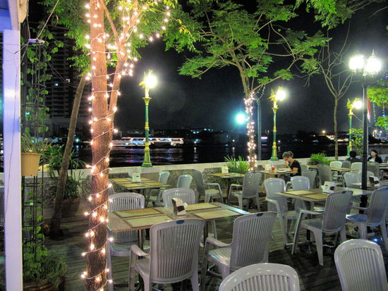 Am Tag nach dem Geburtstag des Königs gingen wir abends ins New Siam Riverside zum Essen und es war so leer wie üblich. Am Abend vorher drängelten sich hier noch die Menschenmassen, aber nun konnte man wieder ganz in Ruhe die Aussicht auf den Fluss genießen.