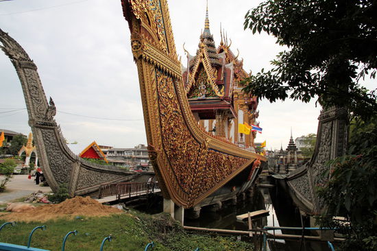 Hier kann man die drei Bootsrümpfe besser erkennen. Der Tempel ist seit Jahren im Bau. Bisher ist nur der mittlere Rumpf schön angemalt.