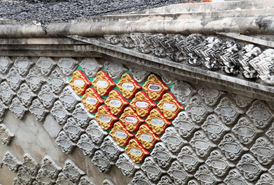 Die unterschiedlichen Stadien. Ohne Verzierung, mit unbemalter Verzierung und das Endstadium mit bemalter Verzierung.