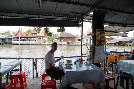 Mittagspause in einer Garküche an einem der vielen Kanäle.