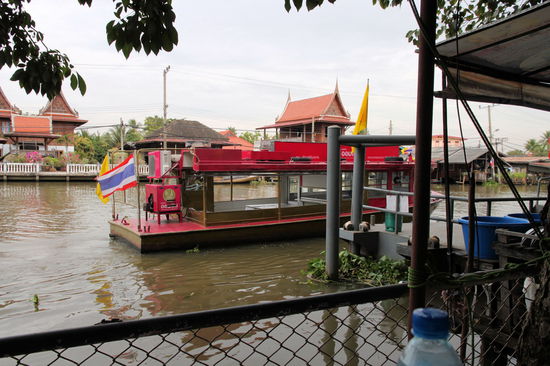 Während des Essens kam auch ein Bank-Boot vorbei, quasi eine Sparkasse auf dem Wasser. Wie ein Bücherbus hält die schwimmende Bank zu festen Zeiten an bestimmten Anlegestellen und die lokale Bevölkerung kann ihre Bankgeschäfte erledigen.