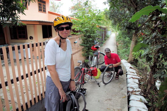 Kurz vorm Ende der Tour hatte Lizzy einen Platten im Vorderreifen. Wir schoben die Räder zu einer Stelle, wo der Weg etwas breiter war und Arne hatte den Reifen schnell wieder geflickt. Wir mussten uns nicht einmal die Finger schmutzig machen.