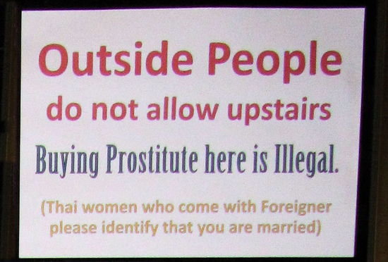Das Englisch ist nicht perfekt, aber ich finde man versteht was sie sagen wollen. Müsste ich Aushänge in Thai schreiben, wären sie wahrscheinlich viel unverständlicher.