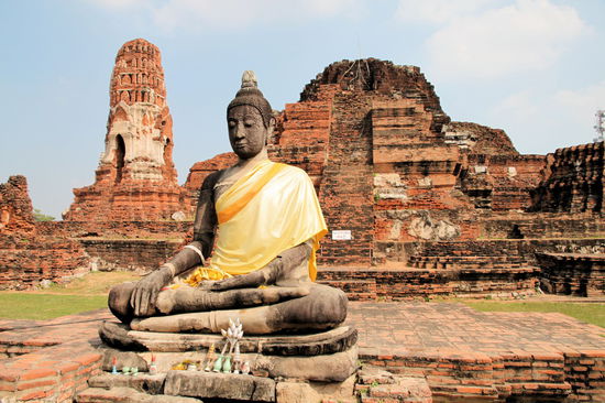 Hübsch dekorierte Buddhastatue im Wat Mahathat.