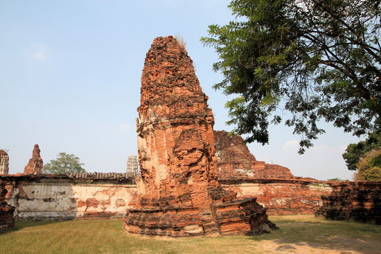 Der schiefe Turm des Wat Mahathat. 