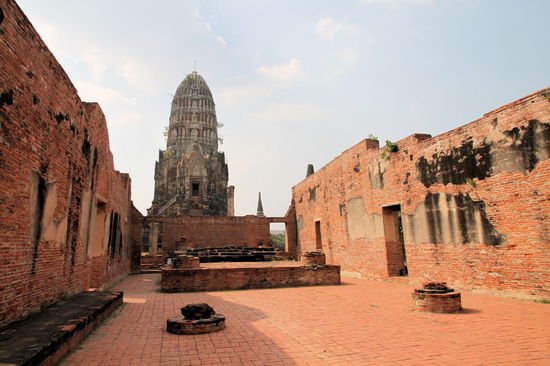 Die große Halle des Wat Rachaburana.