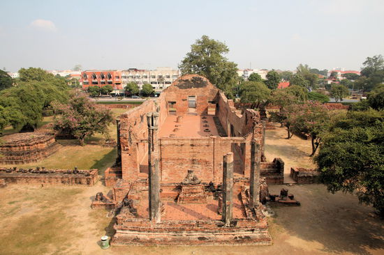 Oben vom Turm ein Blick auf die große Halle. Unten auf der Wiese wurde Lizzy von einer Biene oder Wespe zwischen den Zehen gestochen, womit sie noch die nächsten drei Tage beim Auftreten Spaß hatte.
