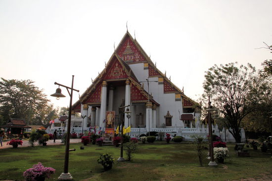 Der Vihan Phra Mongkhon Bophit von außen. Die Besonderheit ist aber der ...