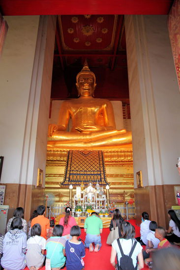 ... große Bronzebuddha im Innern!