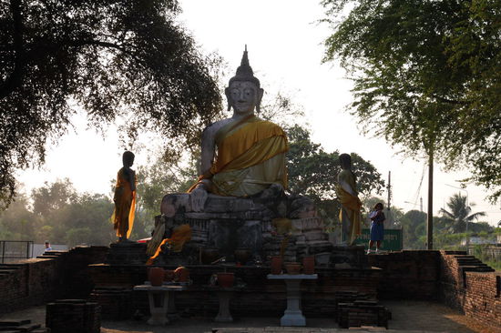 Auf dem Weg zum liegenden Buddha haben wir mit dem Rad kurz am Wat Wora Pho gehalten.