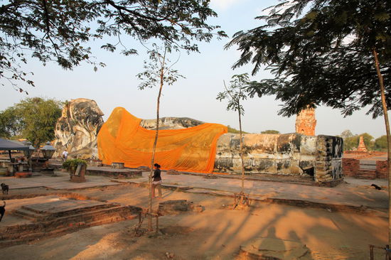 Und zu guter Letzt, der liegende Buddha im Wat Lokayasutharam.