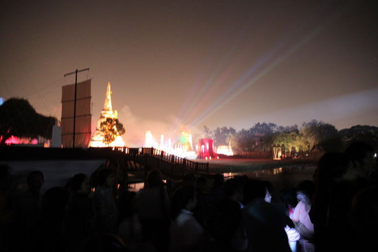 Am Rande der Tribüne haben wir kostenfrei für eine Viertelstunde zugeschaut. Man muss sich das Ganze vorstellen wie thailändische Störtebeker-Festspiele mit viel Kampf und lauter Musik. Kombiniert wird das Musical mit einem großen Jahrmarkt in den umliegenden Straßen, der die Bevölkerung aus der gesamten Region anzieht.