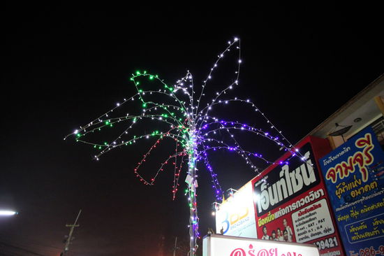 An unserer bevorzugten Straßengarküche gab es diesen kreativen Weihnachtsbaum bzw. Weihnachtspalme. Einige Lichterketten/Farben blinkten, einige waren als Lauflichter eingestellt und wieder andere waren auf Dauerlicht eingestellt. Ich fands lustig und Lizzy hat er wirklich gut gefallen - sie mag ja bunte Weihnachtsbeleuchtung.