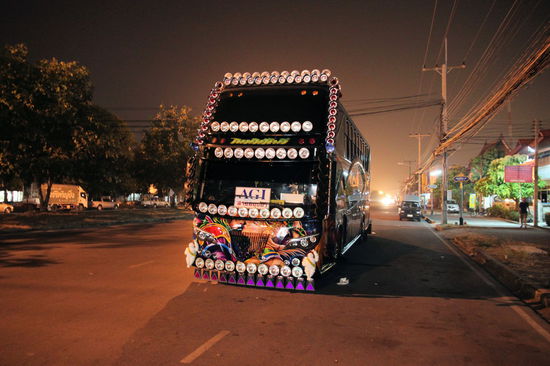 Wo wir grad beim Thema Beleuchtung sind, auch die Reisebusse in Thailand haben ihre individuelle Einstellung zum Thema Abblend- bzw. Fernlicht.