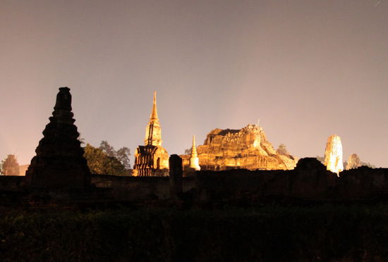Der Wat Mahathat, wo das Ayutthaya-Musical aufgeführt wie bei schöner abendlicher Beleuchtung.