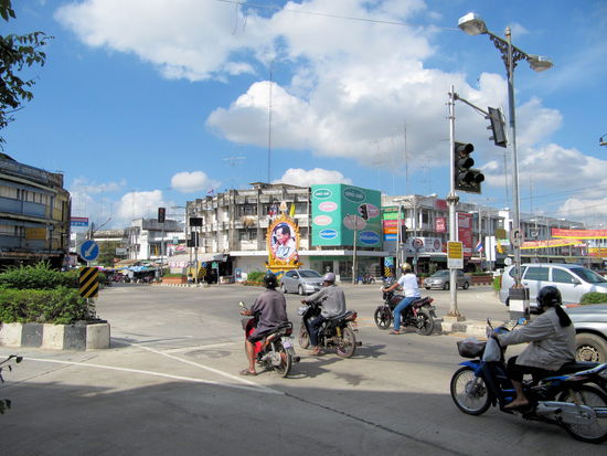 Große Straßenkreuzung in Neu-Sukhothai mit dem obligatorischen Foto des Königs (Bildmitte) im goldenen Rahmen.