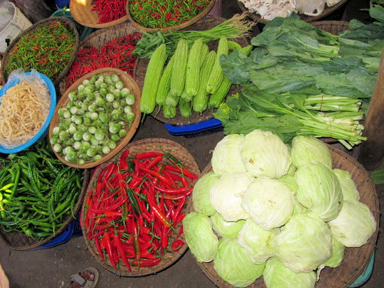 Wir fuhren auch zum Markt in Neu-Sukhothai, wo Mam uns die verschiedenen Früchte usw. erklärte.