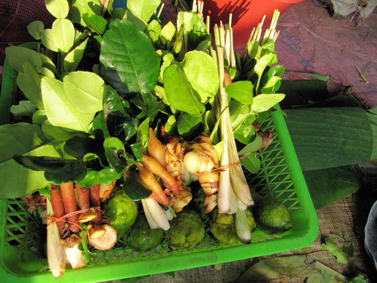 Das sind die zusammengebundenen 'drei Freunde'. Drei wichtige Zutaten für ein green curry.