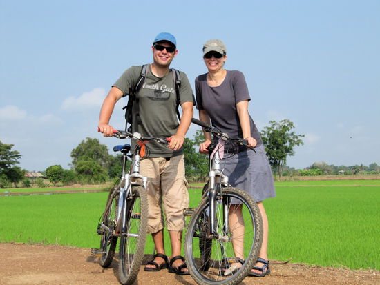 Aktivurlaub in Kärnten! Ach ne, ist ja Nordthailand. Die saftig grünen Reisfelder im Hintergrund könnten auch Wiesen in Österreich sein. Lizzy übrigens im Rock. Sie hat in Südostasien fast durchgehend ihre Outdoor-Röcke von Globetrotter getragen. Sie fands bei dem Wetter so angenehm, dass sie auch beim Rad fahren in Bangkok oder Ayutthaya nicht darauf verzichten wollte.