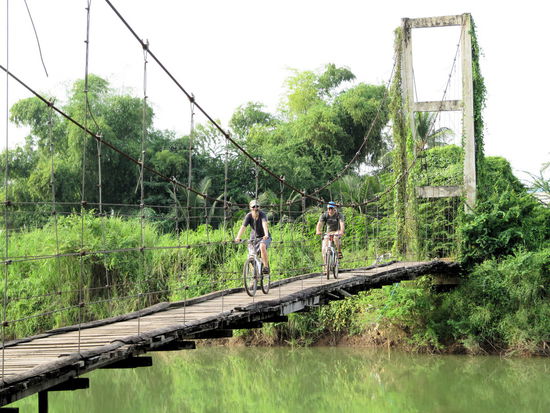 Nach dem Markt gings dann auch raus aufs Land. Es ging über tolle Brücken und entlang unzähliger Felder.